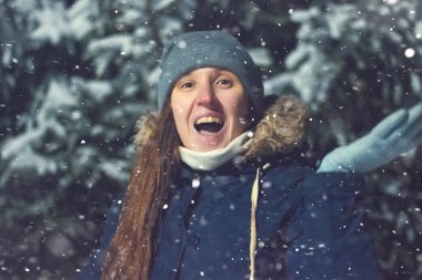 Genç kız kar taneleri bir kış yakalar.