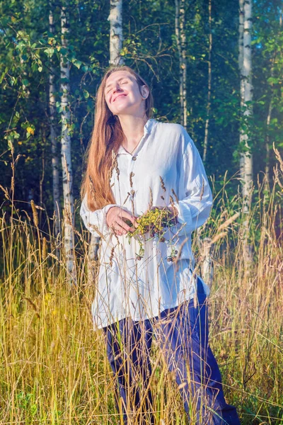 Das Mädchenporträt auf dem Feld — Stockfoto