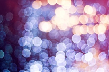 Bulanık çelenk bokeh ile. Işıklar içinde pencere eşiği