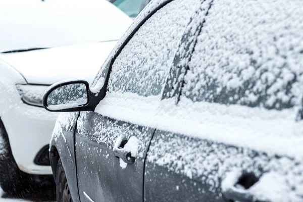 Kırmızı araba karla kaplı