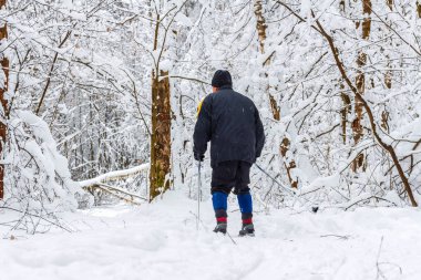 Yaşlı adam kayaklar kış ahşap
