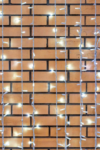 Різдвяна електрична гірлянда на цегляній стіні — стокове фото