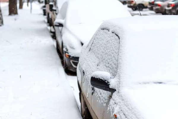 Neve em carros após a queda de neve — Fotografia de Stock