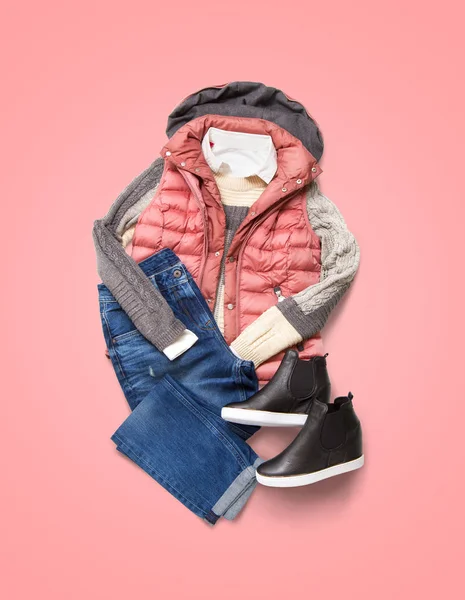 Raccolta di un inverno donne abbigliamento su sfondo rosa — Foto Stock