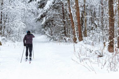 Kış ahşap kayaklar üzerinde yürümek