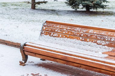 Kar-covere tezgah kış parkta