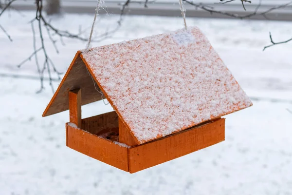 Vogelhaus auf einem Baum im Park — Stockfoto