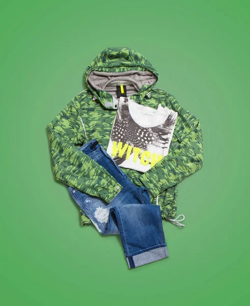 Mens roupas casuais no fundo verde — Fotografia de Stock