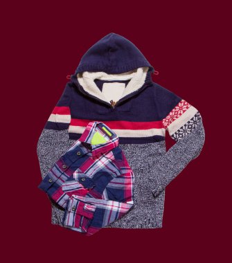 Koyu kırmızı arka plan üzerinde Erkekler kış giysileri