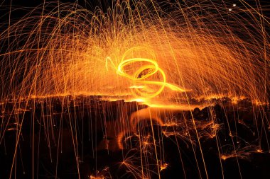 Işık, steelwool geceleri sahilde kullanarak bir sanatsal tuval yapma ile boyama. 