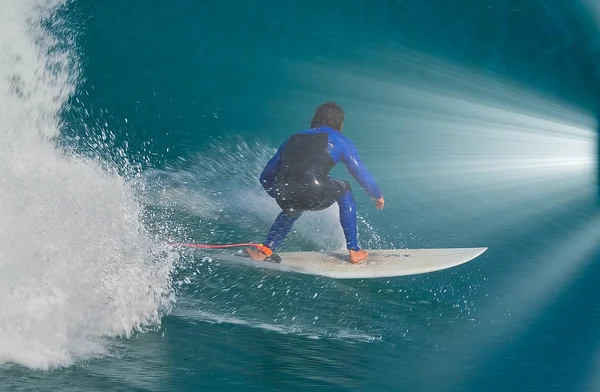 Ein Surfer Fängt Eine Welle — Stockfoto