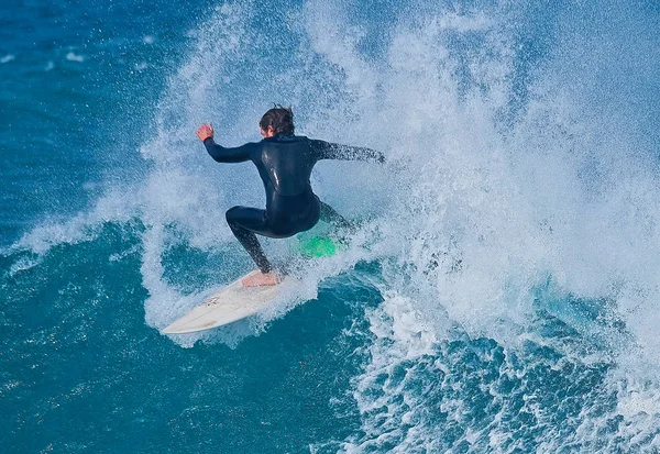 Surfista Agarra Una Ola —  Fotos de Stock