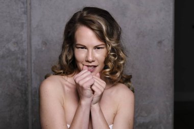 Omuzlarını gösterilen muhteşem sarışın manken