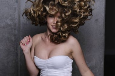 Bir beyaz gömlek poz içinde muhteşem sarışın manken 