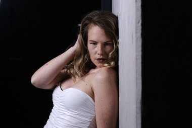 Bir beyaz gömlek poz içinde muhteşem sarışın manken 