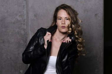 Bir deri ceket poz içinde çok çekici güzel bir sarışın