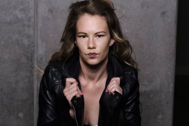 Bir deri ceket poz içinde çok çekici güzel bir sarışın