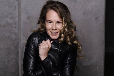 Bir deri ceket poz içinde çok çekici güzel bir sarışın