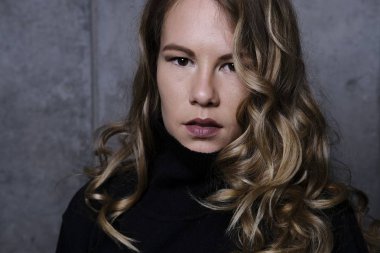 Siyah kazaklı muhteşem sarışın bir close-up