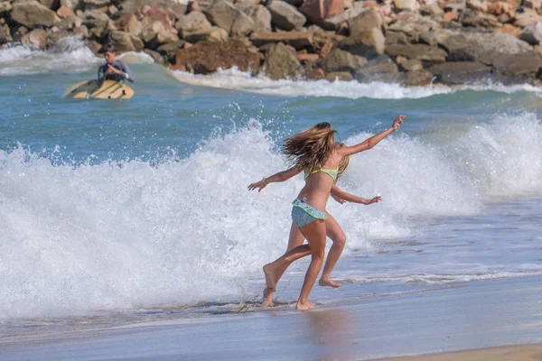 Два Друга Весело Играют Океане Пляже — стоковое фото