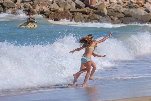 Dwóch Przyjaciół Zabawy Grając Oceanie Plaży Zdjęcia Stockowe bez tantiem