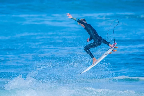 Surfer Połowy Fali Kończy Się Powietrzu Gdy Staramy Się Uchwycić Zdjęcia Stockowe bez tantiem