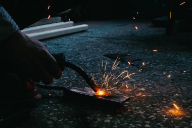 yarı otomatik kaynak parlak kıvılcımlar