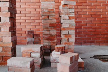 kırmızı tuğla tuğla duvar üzerine yığılmış