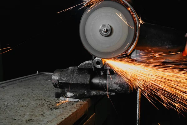 用圆锯切割金属产生的火花 — 图库照片