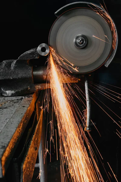 Funkenflug Beim Schneiden Von Metall Mit Der Kreissäge — Stockfoto