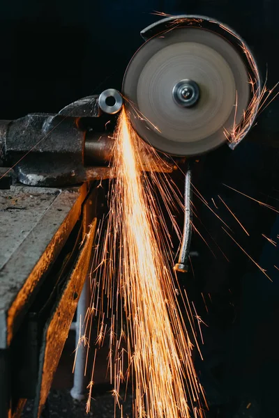 Funkenflug Beim Schneiden Von Metall Mit Der Kreissäge — Stockfoto