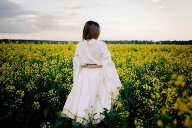 Güzel genç kız tecavüz tarlasında yürüyor.