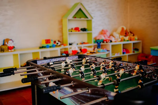 Rustruimte met speelgoed. Tafelvoetbal in de lounge — Stockfoto