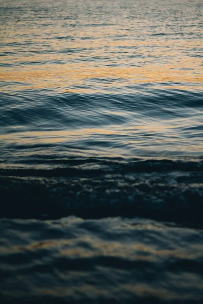 Tengeri fehér hab a hullám tetején. Buborékvíz. A hullám partot ér. Tengeri hullámok hajnalban. — Stock Fotó