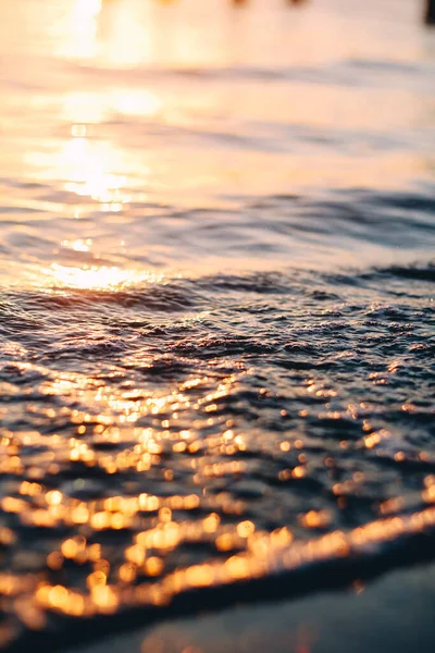 波の紋章に海の白い泡。泡立つ水。波は上陸する。夜明けの海の波. — ストック写真