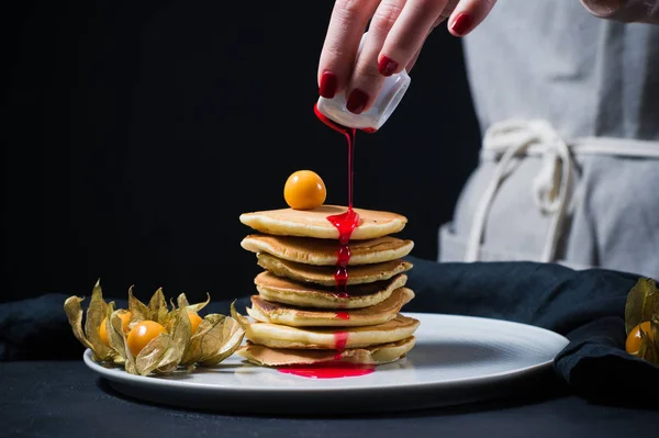 Pancake Amerika Menuangkan Sirup Dengan Physalis Berry Latar Belakang Hitam — Stok Foto