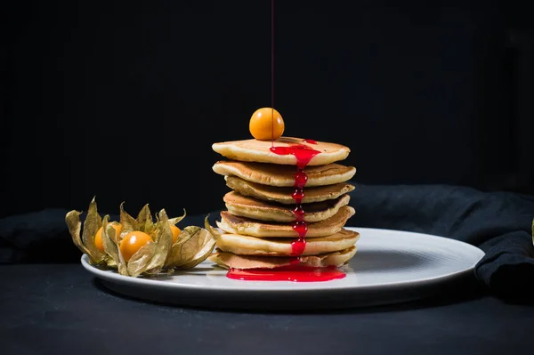 Amerikanische Pfannkuchen Gegossen Sirup Mit Beeren Physalis Schwarzer Hintergrund — Stockfoto