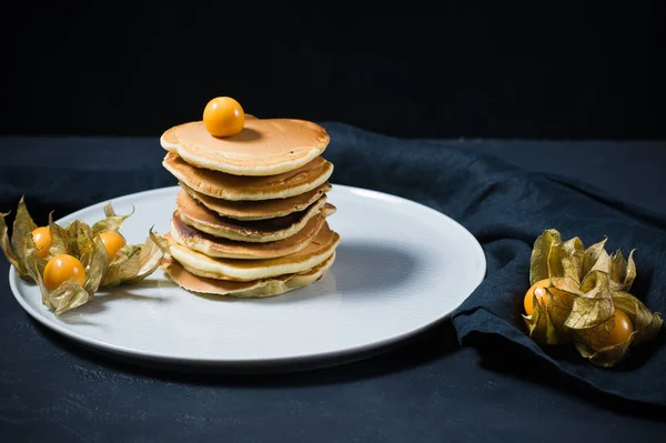 Pancake Amerika Menuangkan Sirup Dengan Physalis Berry Latar Belakang Hitam — Stok Foto