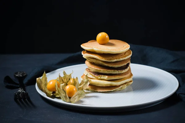 Amerikanische Pfannkuchen Gegossen Sirup Mit Beeren Physalis Schwarzer Hintergrund — Stockfoto