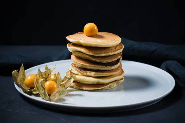 Pancake Amerika Menuangkan Sirup Dengan Physalis Berry Latar Belakang Hitam — Stok Foto