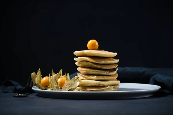 Amerikanische Pfannkuchen Gegossen Sirup Mit Beeren Physalis Schwarzer Hintergrund — Stockfoto