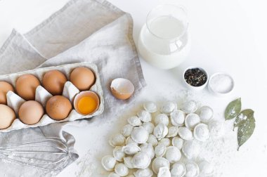 Ev yapımı köfte modelleme için malzemeler. Yumurta, süt, un, tuz, biber, et. Beyaz arka plan, yan görünüm