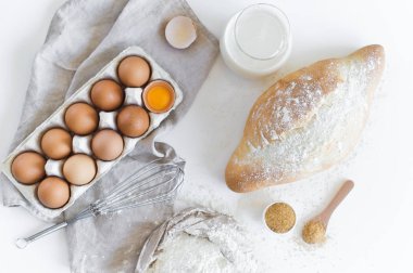 Ev yapımı ekmek için malzemeler. Yumurta, süt, un. Beyaz arka plan, üstten görünüm