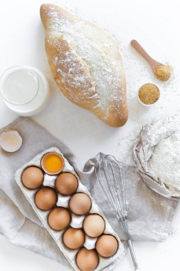 Ev yapımı ekmek için malzemeler. Yumurta, süt, un. Beyaz arka plan, üstten görünüm