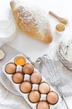 Ev yapımı ekmek için malzemeler. Yumurta, süt, un. Beyaz arka plan, yan görünüm