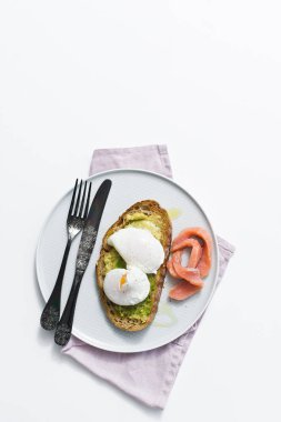 Avokado, yumurta, somon ve siyah ekmek ile kadeh kaldırıyorum. Üstten görünüm, beyaz arka plan, metin için yer