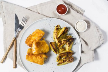 İngilizce geleneksel balık ve cips. Beyaz arka plan, üstten görünüm