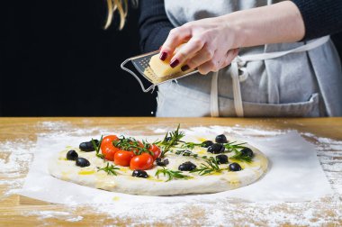 Cook bir ev yapımı Ham yararları üzerinde peynir losyonları. Üstten görünüm, ahşap arka plan