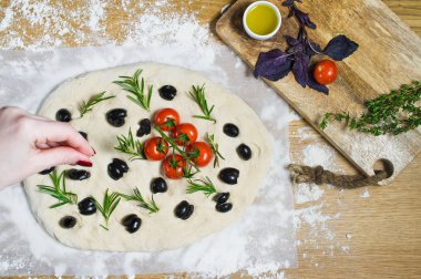 Şef, elmalı hazırlar zeytin hamur koyar. Üstten görünüm, ahşap arka plan