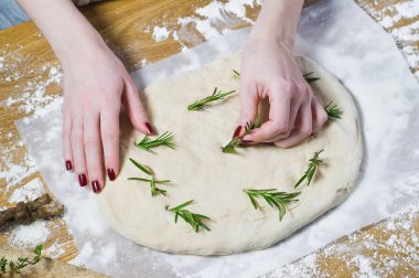 Şef, elmalı hazırlar biberiye hamur bırakır. Üstten görünüm, ahşap arka plan